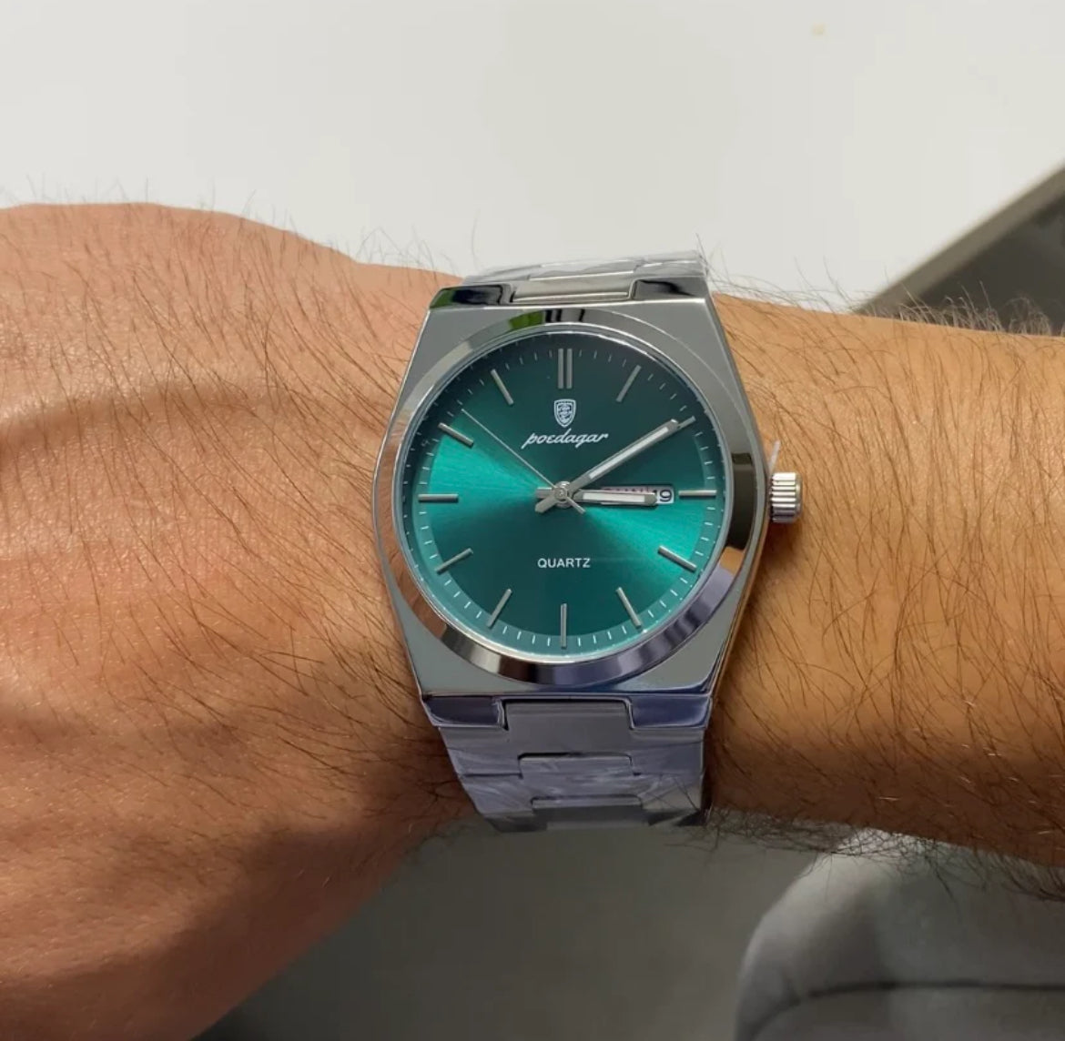 Reloj Oslo verde de cerca en la muñeca